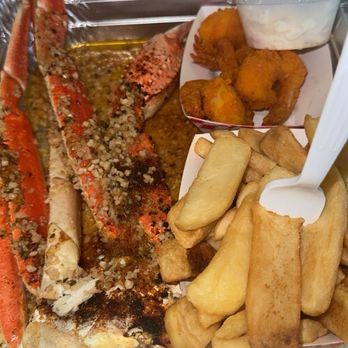 Sammys Fish Box - King Crab Legs & Jumbo Fried Shrimp combo - Seafood Near Me - Bronx, New York