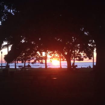 Waikiki Beach - Sunset peaking through the trees - Beaches Near Me Waikiki Beach - Sunset peaking through the trees - Beaches Near Me