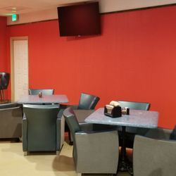 Mountain Pizza & Taproom - Nice tables