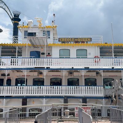 Paddlewheeler Creole Queen by null
