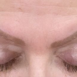 Uneven eyebrows, one lighter than the other, ends are completely different. Uneven eyebrows, one lighter than the other, ends are completely different.