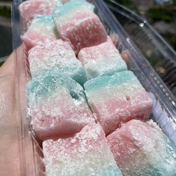 Bake You A Smile Hawaii - a hand holding a container of marshmallows - Desserts Near Me - Aiea, Hawaii