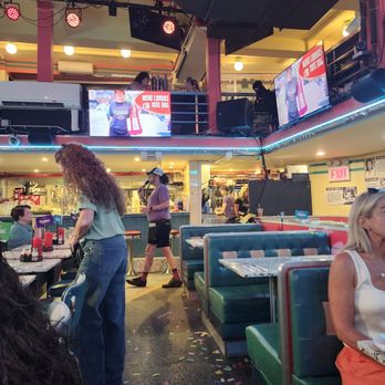 Ellen's Stardust Diner - Diners Near Me - New York, New York Ellen's Stardust Diner - Diners Near Me - New York, New York