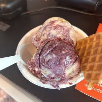 Jeni's Splendid Ice Creams - Brambleberry Crisp scoops - Ice Cream & Frozen Yogurt Near Me - Philadelphia, Pennsylvania Jeni's Splendid Ice Creams - Brambleberry Crisp scoops - Ice Cream & Frozen Yogurt Near Me - Philadelphia, Pennsylvania