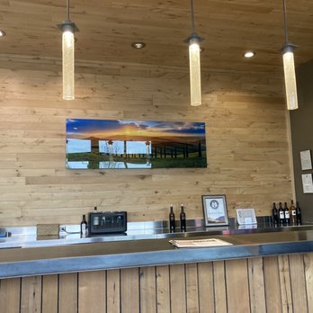 Saracina Vineyards - Indoor area - Wine Tours Near Me - Hopland, California Saracina Vineyards - Indoor area - Wine Tours Near Me - Hopland, California