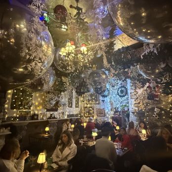 Oscar Wilde - Christmas Decorations - Cocktail Bars Near Me - New York, New York