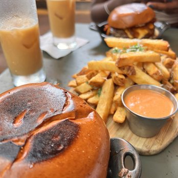 Magnolia House - House Burger (medium) with side of Belgian Fries (decent) - Cocktail Bars Near Me - Pasadena, California Magnolia House - House Burger (medium) with side of Belgian Fries (decent) - Cocktail Bars Near Me - Pasadena, California