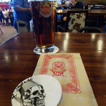 Guy Fieri's - Cool skull decor - American Near Me - Cancún, ROO