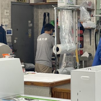 U-DO-IT Laundry - male worker who is rude and doesnt want to talk to customers who have standard questions - Laundromat Near Me - Philadelphia, Pennsylvania