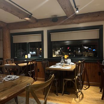 Lakehouse Grille - Inner space - American Near Me - Meredith, New Hampshire
