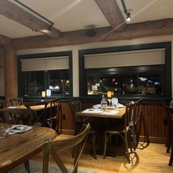 Lakehouse Grille - Inner space
