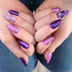 NAILS WE CARE - Purple flowers by Michelle
