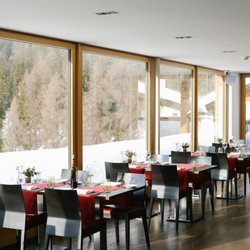 Nira Alpina - Serving delicious dishes from around the world, Stars Restaurant overlooks panoramic views of the Engadin mountain range
