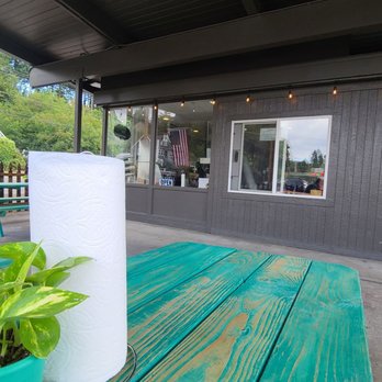 Dev's Coffee Bar - Nice covered patio with picnic tables - Coffee & Tea Near Me - Vancouver, Washington
