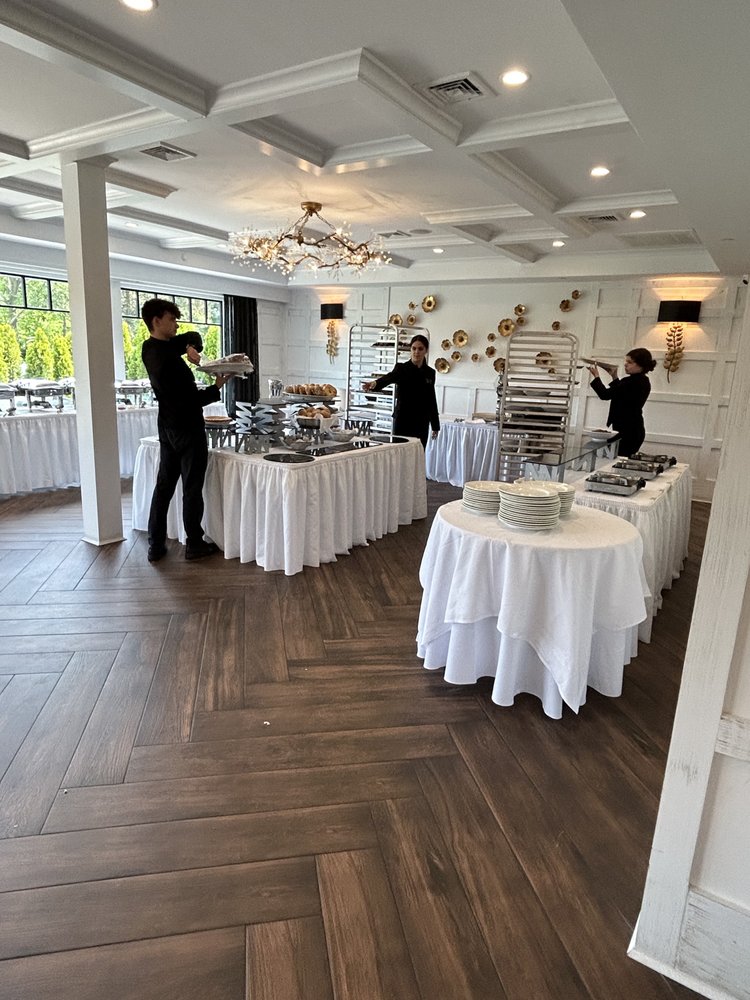 WATER’S EDGE Updated April 2024 13 Photos & 11 Reviews 445 E Main