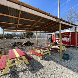 Li'L Armadillo Bar-B-Que & More - If the weather's nice, sit and enjoy it here!