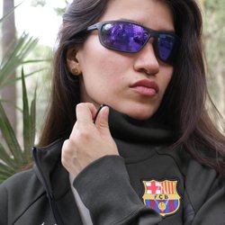 Futbolmania - Gafas de sol Nike y sudadera Nike del FC Barcelona para mujer.