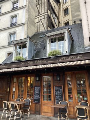 Le Petit Châtelet by null