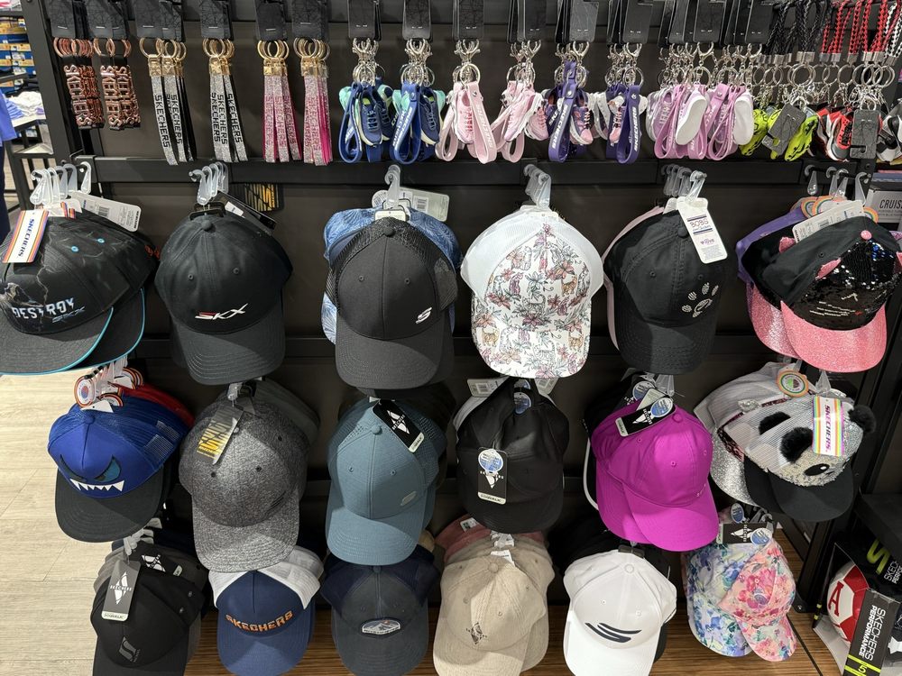 SKECHERS Warehouse Outlet Logo