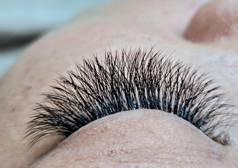 Moms Brows & Beauty Lab Logo