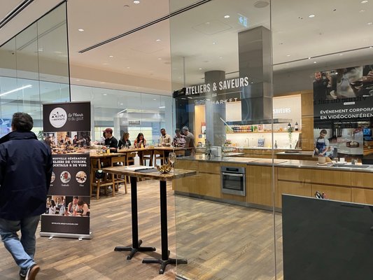 Montreal Eaton Centre by null