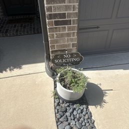 No soliciting sign before approaching the doorbell