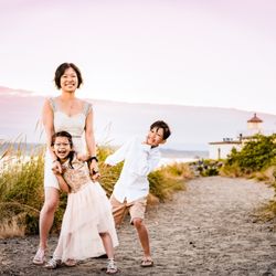 Maë Lans Photography - Seattle family photoshoot with Maë Lans Photography at Discovery Park by the lighthouse in Seattle