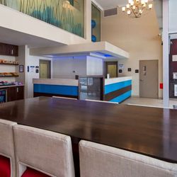 Best Western Plus Hotel Montreal - Hotel Lobby