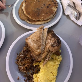 Lakeside Cafe - Lakeside Big Breakfast - New American Near Me - Muskegon, Michigan