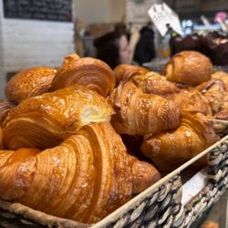Nostress Bakery - Wonderful sandwiches and pastries.