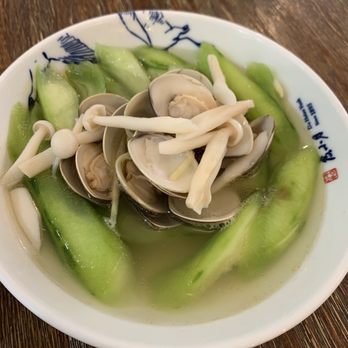 度小月 - Just as you see it - clam+mushroom+veg soup.  Good.  But again - not piping hot as it should be and as I expected. Good flavors - Taiwanese Near Me - Hong Kong, HK