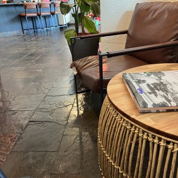 David’s Café - broken chair - Desserts Near Me - Guaynabo, Puerto Rico