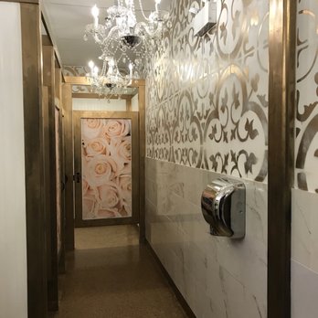 Paradise Park - Inside the women's bathroom - Pizza Near Me - Chicago, Illinois Paradise Park - Inside the women's bathroom - Pizza Near Me - Chicago, Illinois
