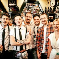 Machete Barber Shop - Personale al completo.