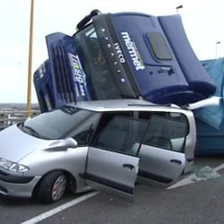 Pont de Cheviré - Un camion couché par une rafale de vent sur le pont de Cheviré (c) M6 Info