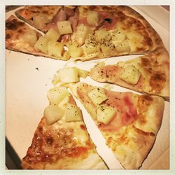 Il Trullo Pizzeria - California pizza made with fresh ham and pineapple.