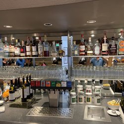 Lufthansa Senator Lounge Non-Schengen - Wine and liquor