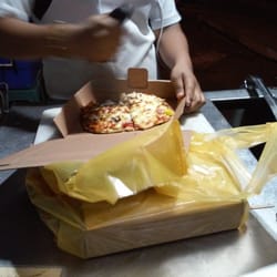 Pizzas El Morro - Cortando la pizza