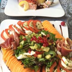 Le G'Envie - Grande salade italienne et un steak de thon avec sa purée maison