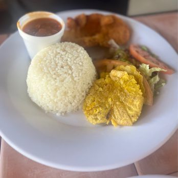 El Balconcito Criollo - Battered chicken breast, R&B and tostones (green plaintains) - Puerto Rican Near Me - Aibonito, Puerto Rico El Balconcito Criollo - Battered chicken breast, R&B and tostones (green plaintains) - Puerto Rican Near Me - Aibonito, Puerto Rico