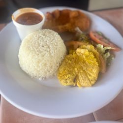 El Balconcito Criollo - Battered chicken breast, R&B and tostones (green plaintains)
