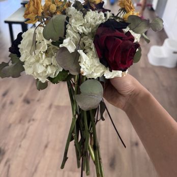 Ahwatukee Flowers - Paid $142 for flowers to die within days - Floral Designers Near Me - Phoenix, Arizona