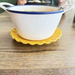 Mali Thai Cafe - Depth of the bowl of curry