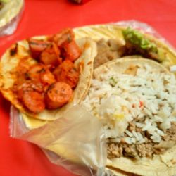 Tacos La Glorieta - Tacos: de salchicha endiablada,carne molida y milanesa con guacamole.