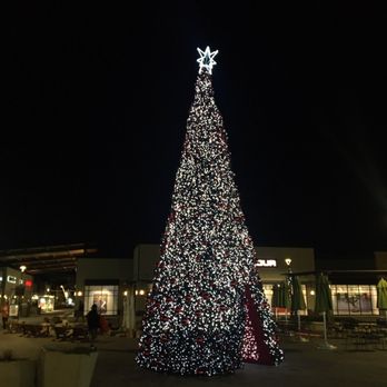 Denver Premium Outlets - Christmas Tree - Outlet Stores Near Me - Thornton, Colorado