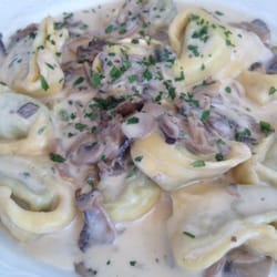 Adriático - Tortelloni con salsa y champiñones. Muy bien despachado