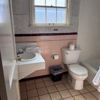 Parry Lodge - Very small old time bath - Hotels Near Me - Kanab, Utah Parry Lodge - Very small old time bath - Hotels Near Me - Kanab, Utah