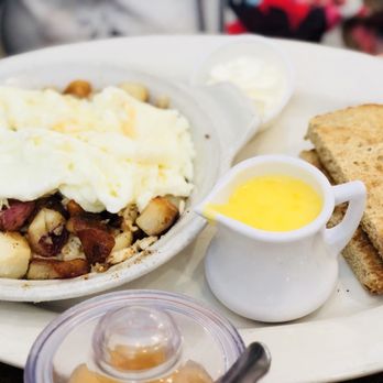 Eggcellence Brunchery - Crab Hash with Rye Toast, 4 out of 5 - Breakfast & Brunch Near Me - Annapolis, Maryland