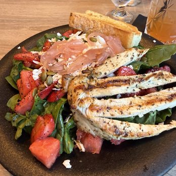 Dockside Comox - Summer salad with chicken - Seafood Near Me - Comox, British Columbia Dockside Comox - Summer salad with chicken - Seafood Near Me - Comox, British Columbia