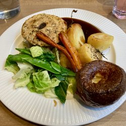 Banyers House - Vegetarian Sunday roast £16.95, with mushroom and ale pie, and red wine gravy